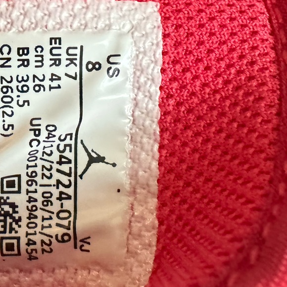 Air Jordan basketball shoes by Nike in size 8, barely worn, clean, black/red - Picture 3 of 6